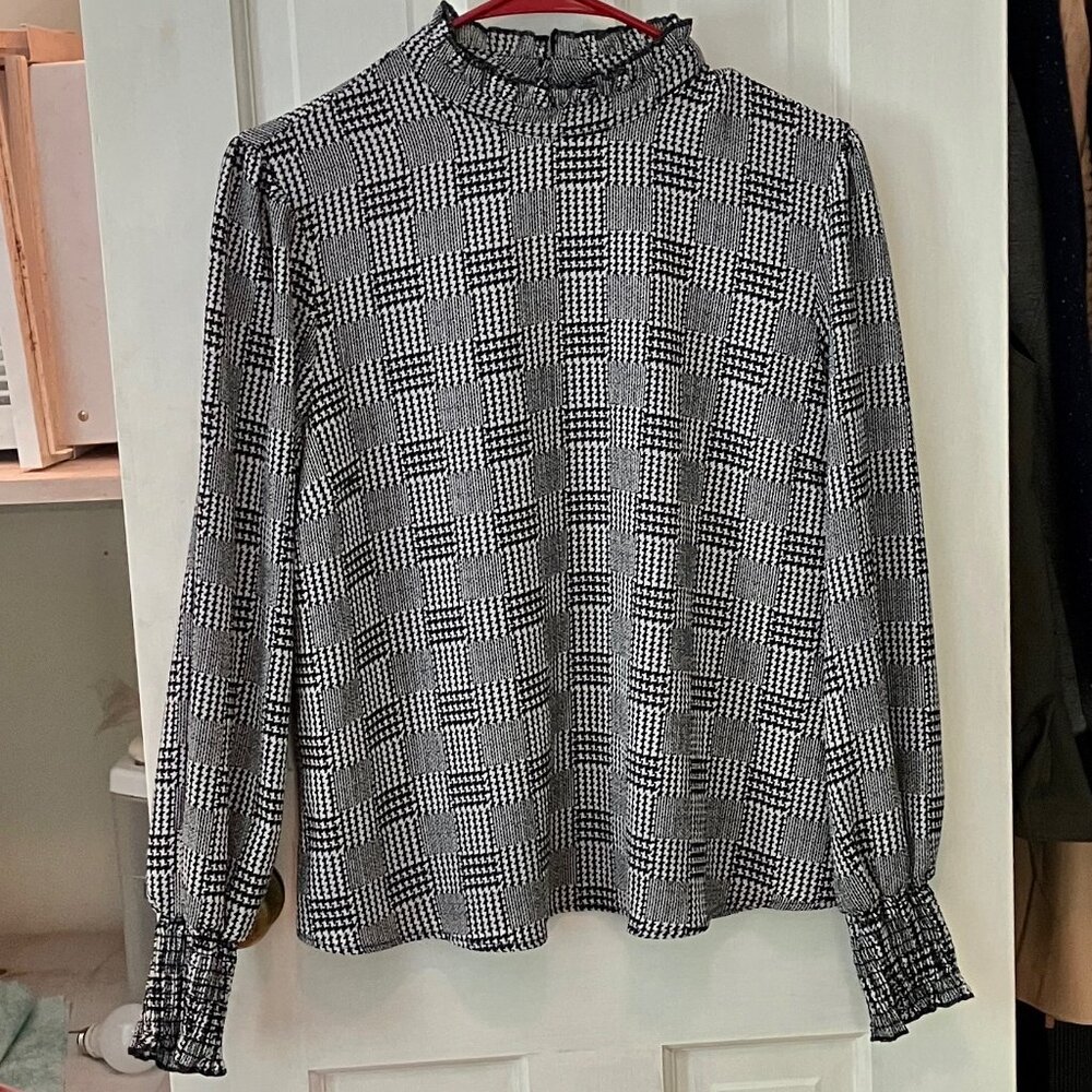Forever  21 Black & White Check Blouse Size M